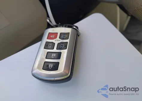 2011 Toyota Sienna Xle V6 z USA, uszkodzony, nr VIN 5TDYK3DC3BS084110